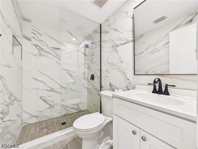 Building Photo - 567 13th St N