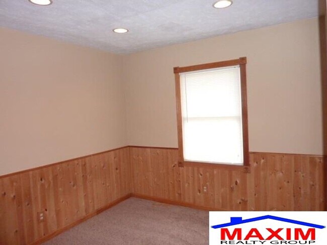 Building Photo - Move-in special offer!!!  Huge house - over 2,200 sqft convenient location and private backyard $...