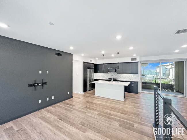 Building Photo - Beautiful 3BD/3BA w/ A/C, In-Unit Laundry, and Attached Garage in Mission Valley!