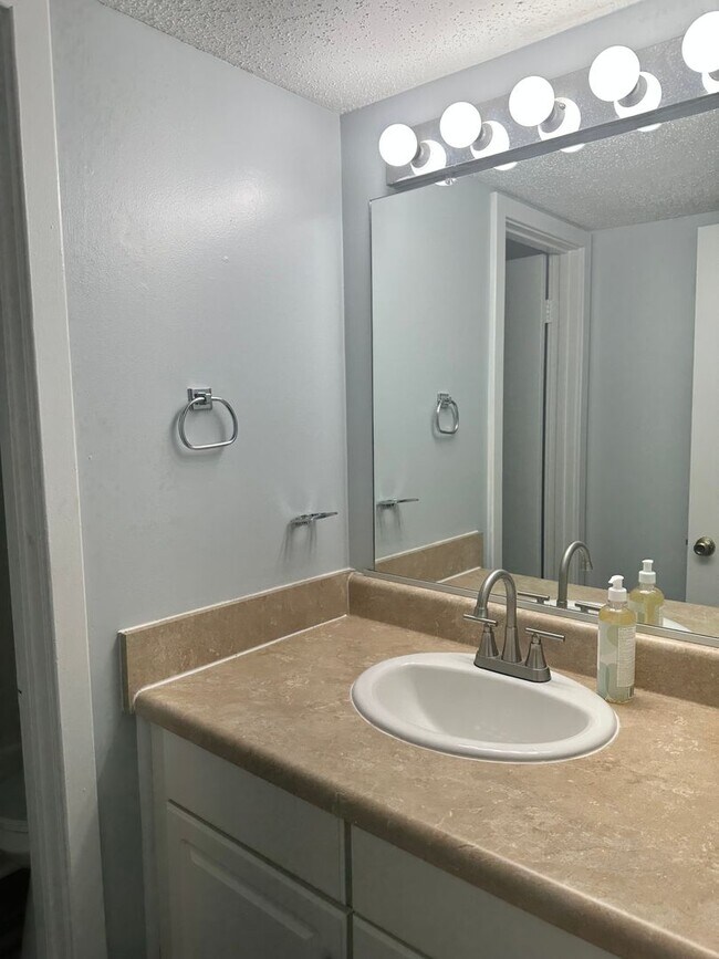 Building Photo - 2 bedroom condo in Williamsburg! Available September 2026