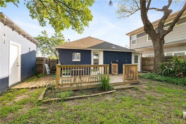Building Photo - 2318 Santa Rosa St
