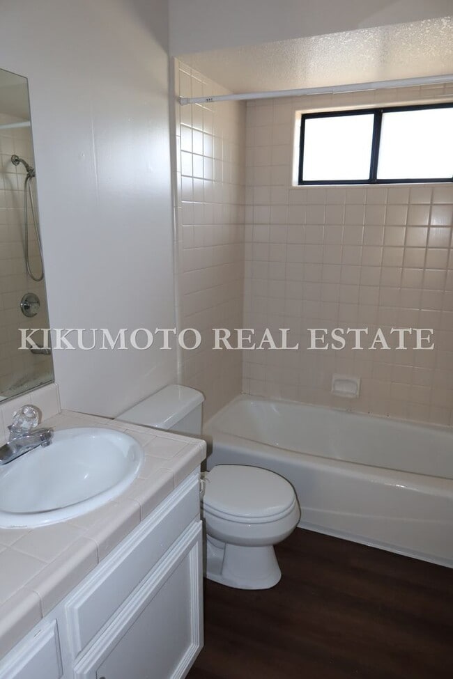Building Photo - 3 Bedrooms, 2 1/2 Baths Half-plex in the P...