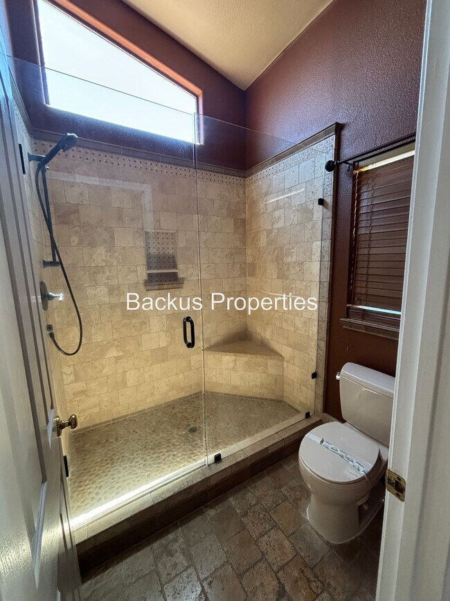 Building Photo - Wonderful two-level home in Creekbridge area
