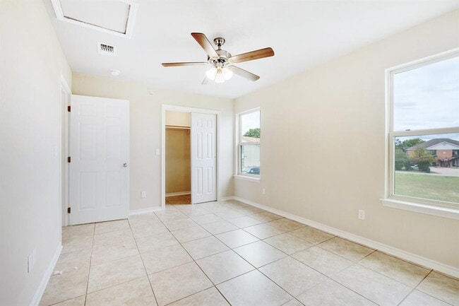 Building Photo - 2200 Creekside Ln