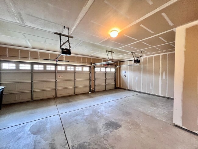 Building Photo - $2,595 Chestnut & Teague, 3 bedroom House - Fresno / Gated Community / New Paint & Floors