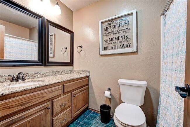 Building Photo - 3 Bed 2.5 Bath 2 Car Garage in Westmoor Ad...