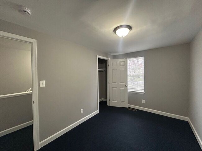 Building Photo - 4 Bedroom Home