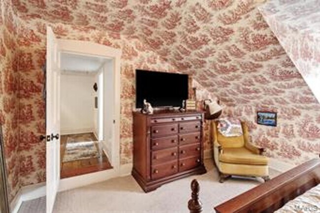 Building Photo - Beautiful 2 bedroom/ 2 bathroom apartment located right on Historic Main Street in St. Charles.
