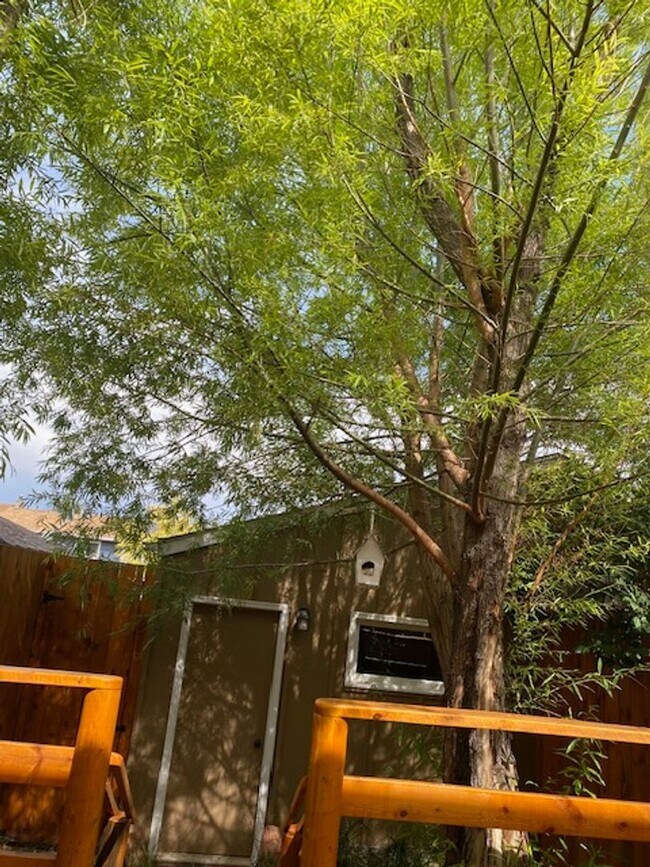 Building Photo - 2 bedroom, 1.5 bath Townhome  $1600/month