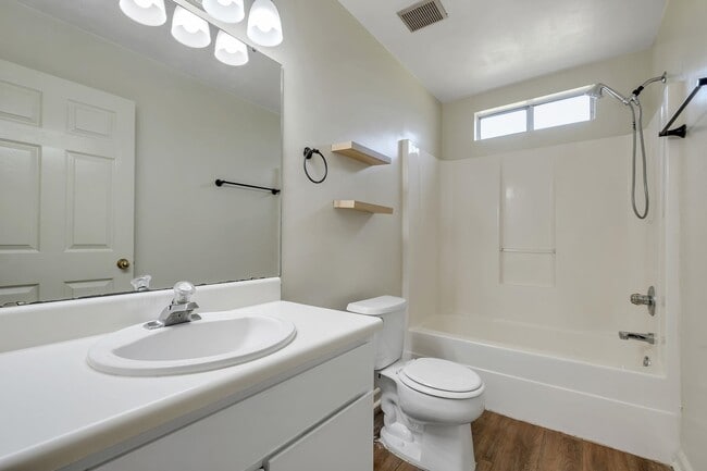 Building Photo - 3214 Skyview Dr
