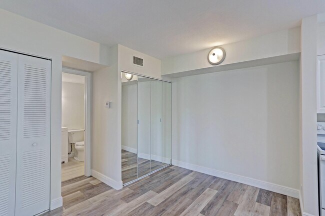 Building Photo - 6479 Chasewood Dr