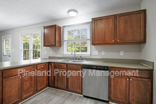 Building Photo - 320 Roundtree Dr