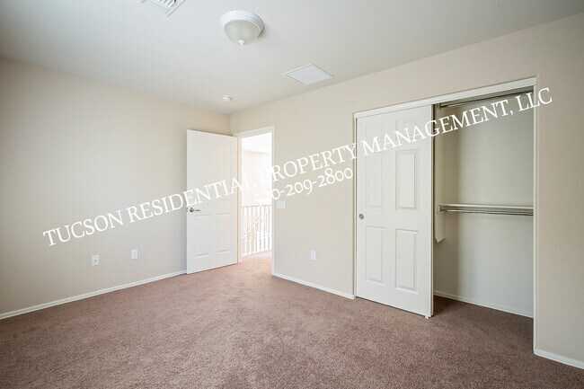 Building Photo - 6012 S Meadow Breeze Dr