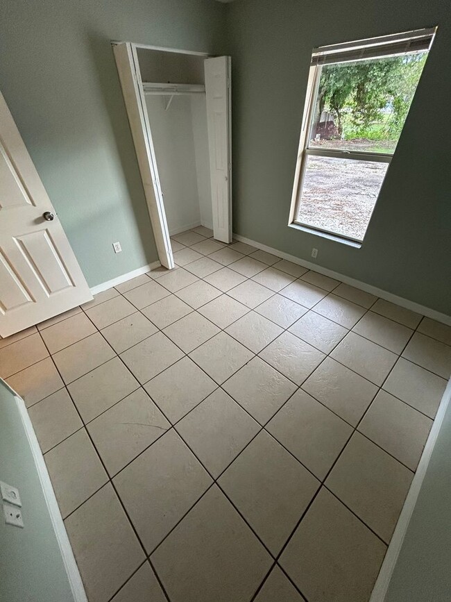 Building Photo - Beautiful Spacious Home with 4 Bedrooms, Y...