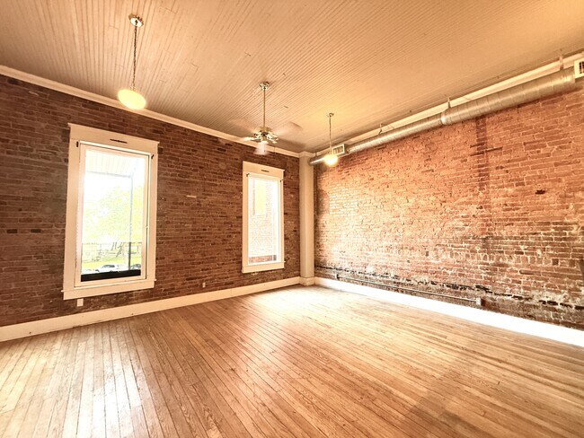 Building Photo - 126 W Main St