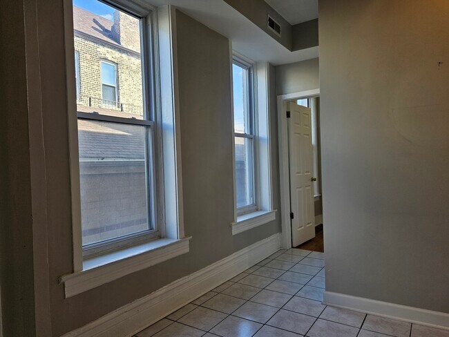 Building Photo - 1025 W Cullerton St