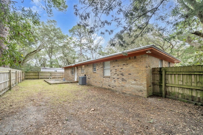 Building Photo - 1020 Pinetree Rd