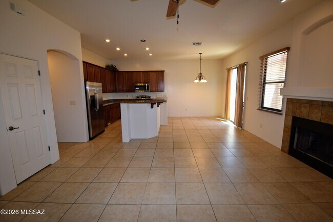 Building Photo - 334 E Cedarvale Rd