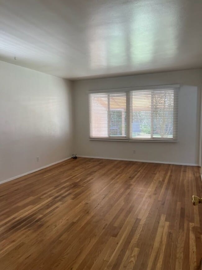 Building Photo - 2 Bedroom, 1 Bath Home with large yard in Lakewood