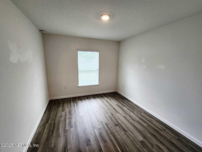 Building Photo - 27 Farmsworth Dr