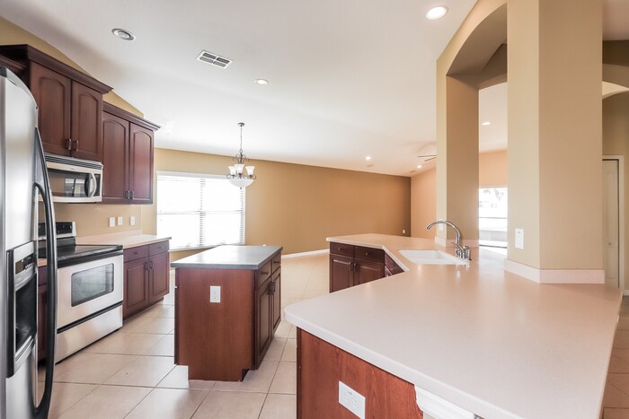 Building Photo - 300 Oaklanding Dr