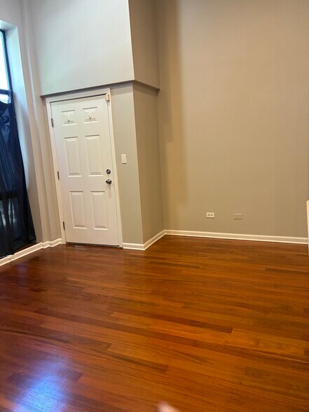 Building Photo - 521 N Racine Ave