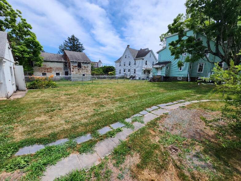 Building Photo - 248 S Hellertown Ave