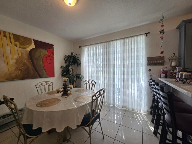 Building Photo - 2208 Shoma Dr
