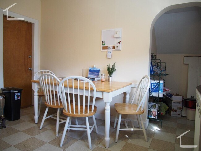Building Photo - Don't miss out on this 1 bed in Brighton.... April or May Move in!!