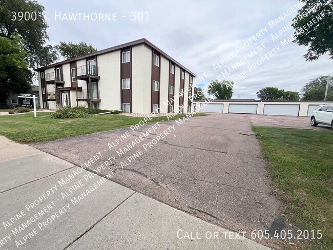 Building Photo - 3900 S. Hawthorne-301