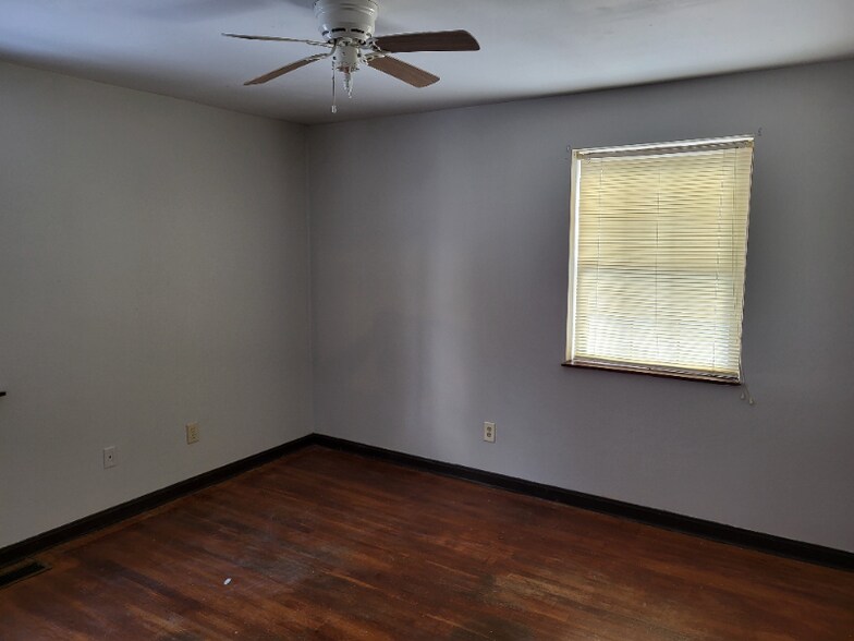 Building Photo - 305 E Wyoming Ave