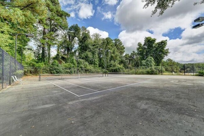 Building Photo - 2 bedroom condo in Atlanta in gated community