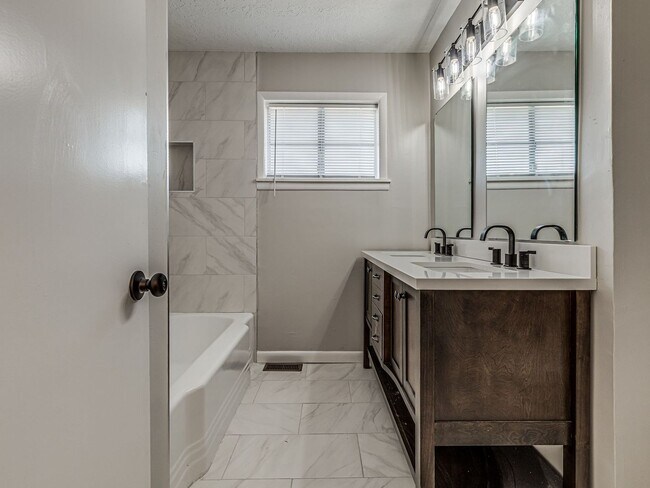 Building Photo - Move in special / First months rent is $800