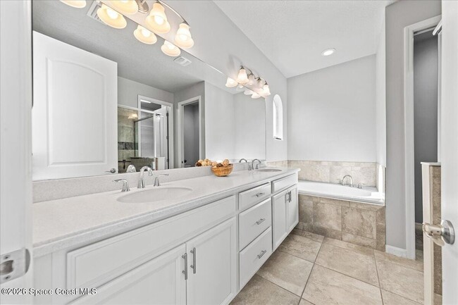 Building Photo - 7823 Loren Cove Dr