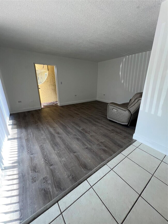 Building Photo - 2797 NE 51st St