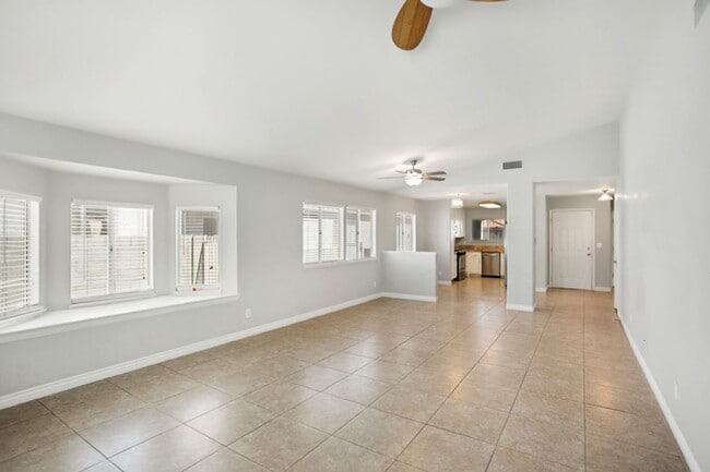 Building Photo - 3 Bed, 2 Bath Single Story West Vegas Beauty