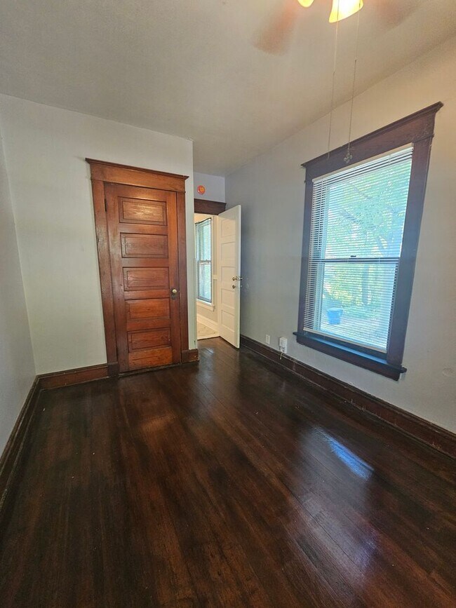 Building Photo - 1603 W 10th St