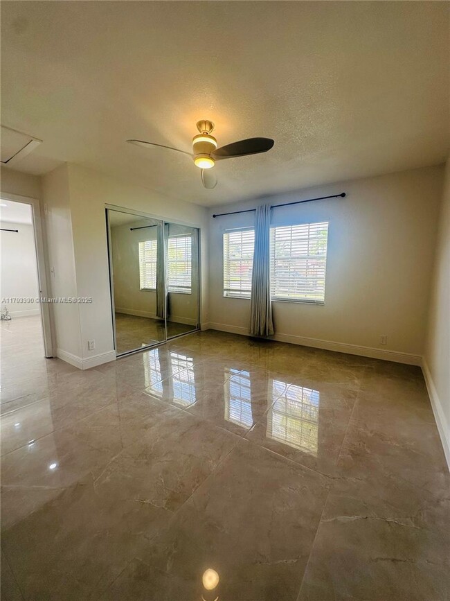Building Photo - 4406 SW 25th St
