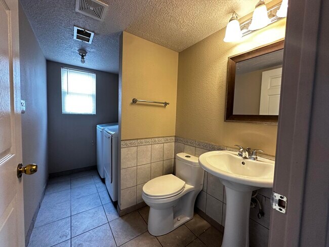 Building Photo - 800 Halter Dr SW