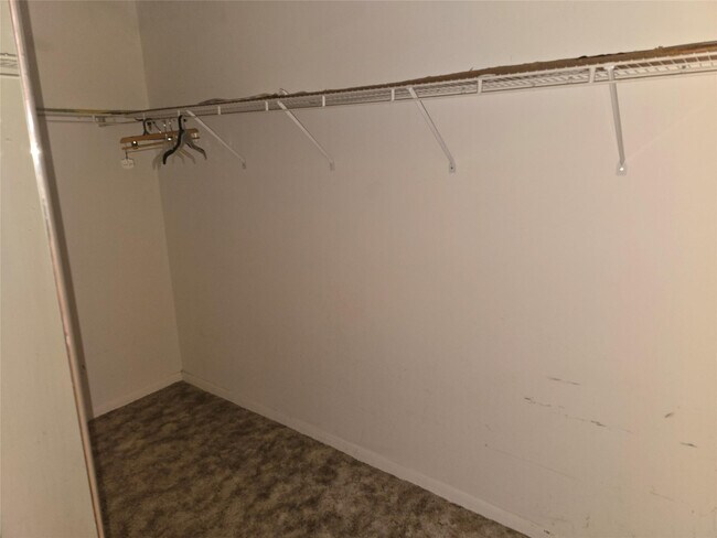 Building Photo - 550 SW 138th Ave