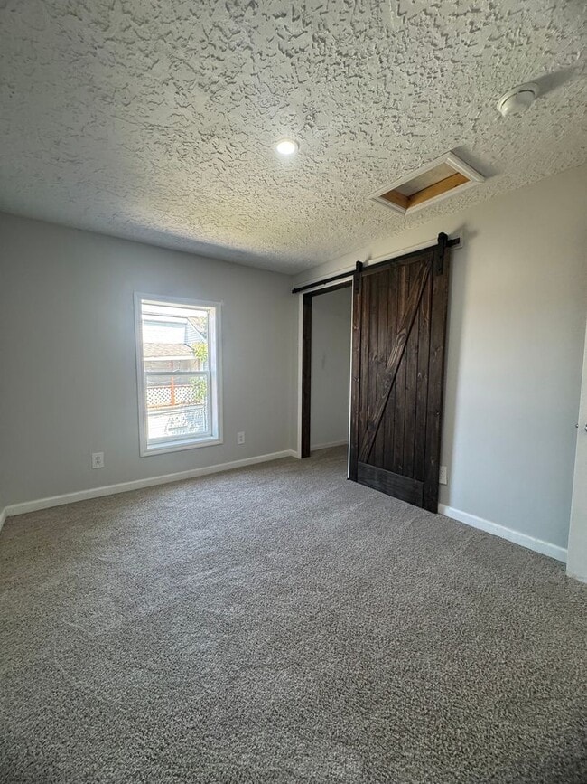 Building Photo - Spacious 3-4 Bedroom, 2 Bath Home for Rent...