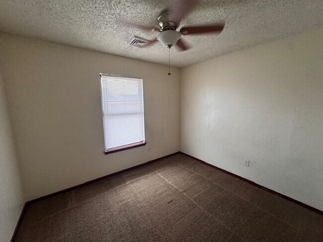 Building Photo - 3 bed, 2 bath ,fenced back yard in Moore Schools, ready for move in!