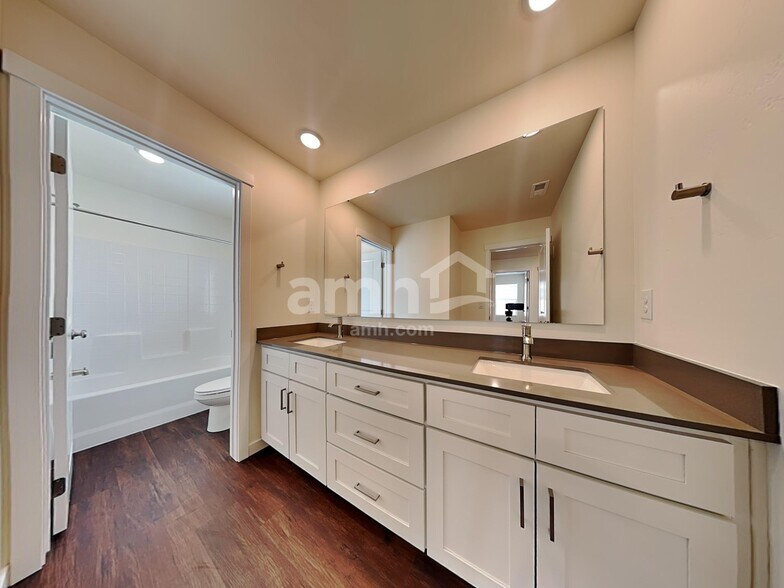Building Photo - 9412 W Shumard St