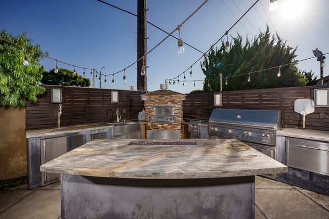 Building Photo - 8562 Sandy Hook Dr