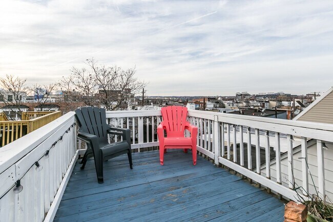 Building Photo - Amazing 3 bed 2 bath with a roof top deck ...