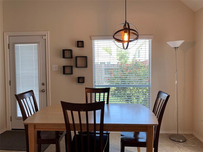 Building Photo - 3023 Aspen Ln