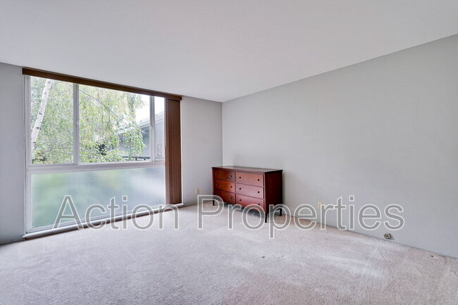 Building Photo - 181 Del Medio Ave