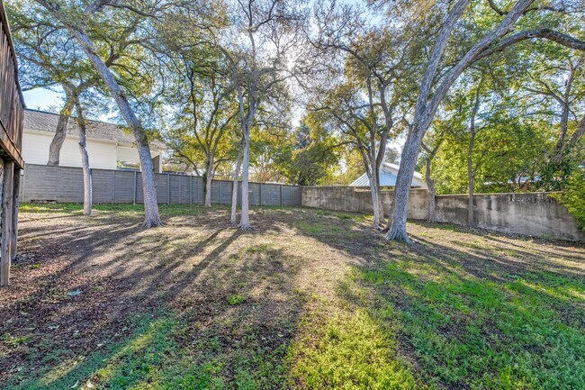 Building Photo - 3-BEDROOM HOME IN FANTASTIC ALAMO HEIGHTS ...