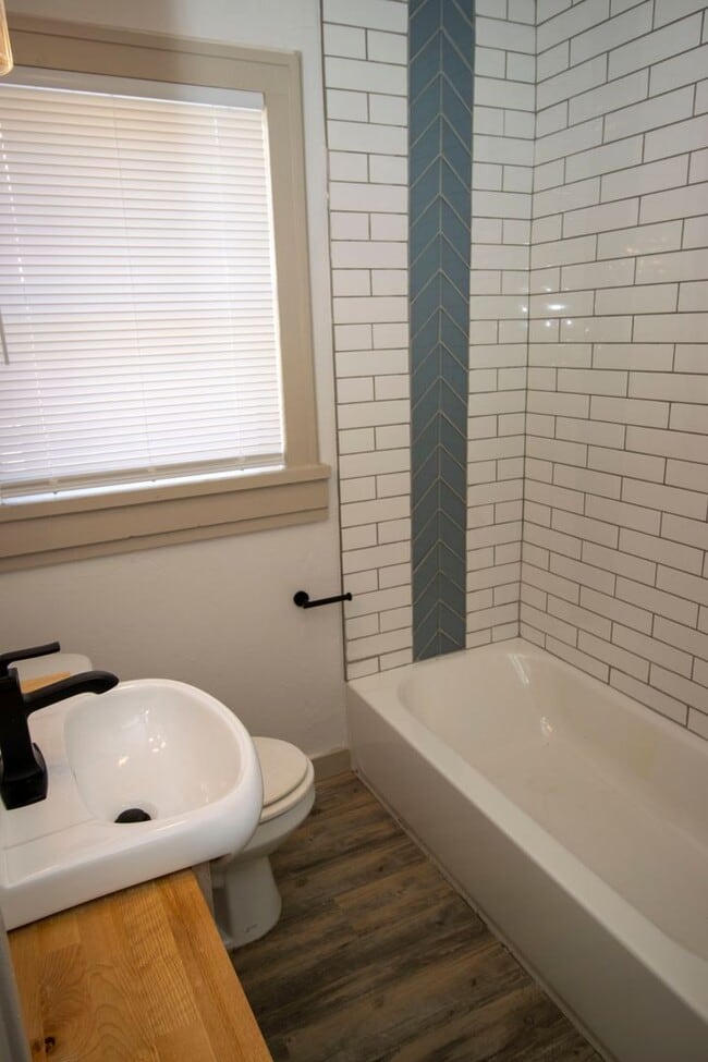 Building Photo - 2 bed near Plaza remodeled!