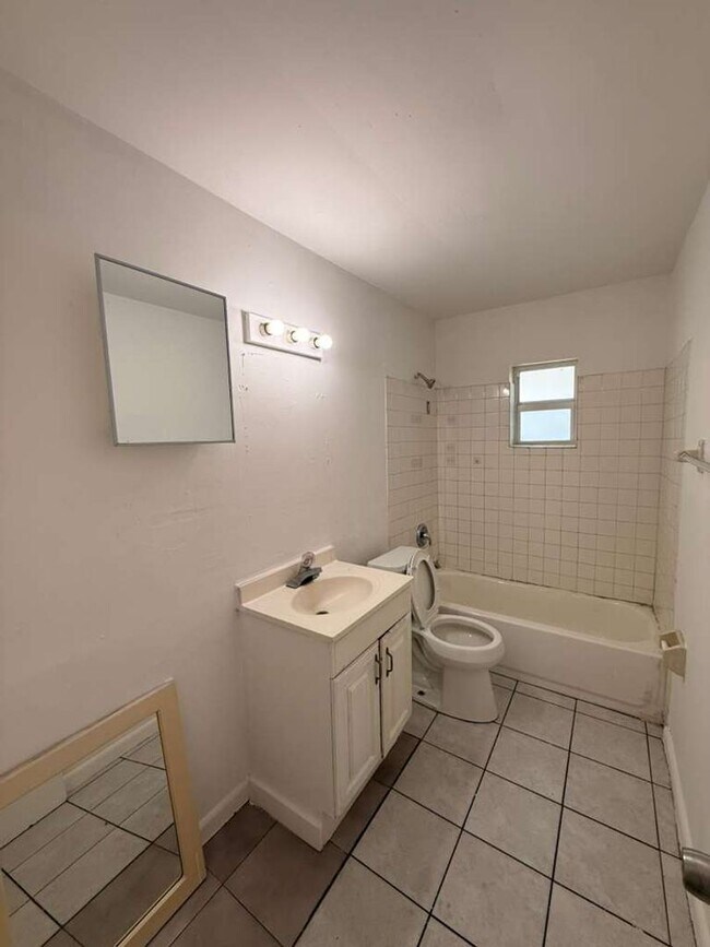 Building Photo - Large 2-1 apartment with central air